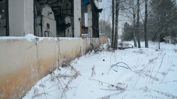 Wandelen in de buurt van een groot verlaten gebouw — Stockvideo