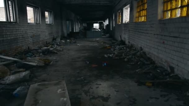 Átsétálni egy elhagyatott szobán — Stock videók