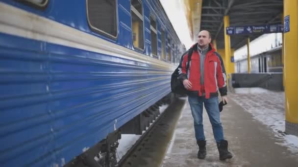 Mężczyzna podróżnik w Moskwa na dworzec kolejowy czeka na jego pociąg do odjazdu — Wideo stockowe