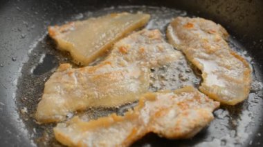 Pastırma dilimleri kızarmış.