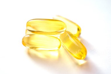 Omega 3 vitaminleri, sarı kapsüller kapanıyor, balık yağı.
