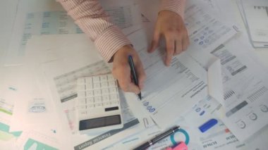Ofiste çalışan ve finans hesapları yapan bir işadamı