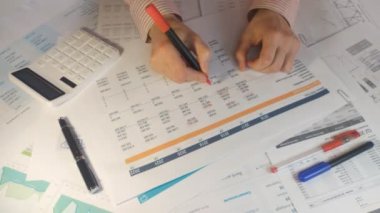 Denetim için mali beyannameler hakkında notlar alan kırmızı işaretçinin yakın plan görüntüsü