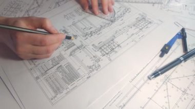 Ofis binasında çizimler ve planlar yapan mühendis