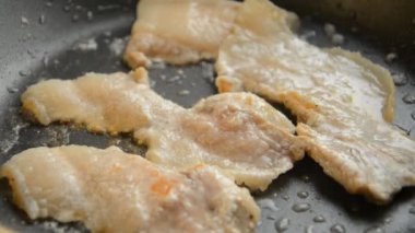 Kızarmış domuz pastırması dilimleri pan