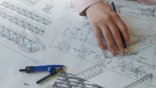 Ingenjören tittar på konstruktionsritningen — Stockvideo