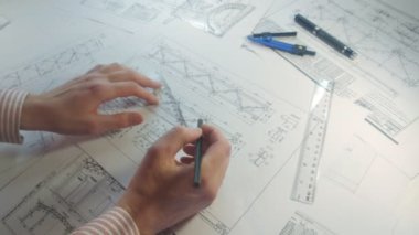 Çalışan mühendis el çizimi inşaat planı