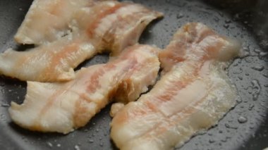 Kızarmış domuz pastırması.