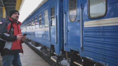 Tren istasyonunda seyahat etmek turist backpacker