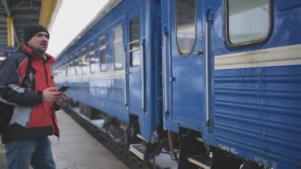 Мбаппе поедет на вокзал — стоковое видео