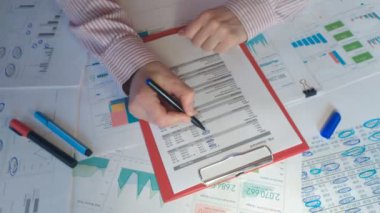 Denetçi mali raporu inceler.