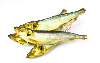 Beyaz arka planda izole edilmiş bira için tütsülenmiş balık