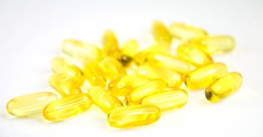 Beyaz arkaplanda izole edilmiş Omega 3 vitamin ve D vitamini kapsülleri