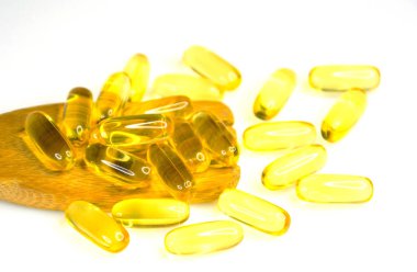 Beyaz arkaplanda izole edilmiş Omega 3 vitamin ve D vitamini kapsülleri