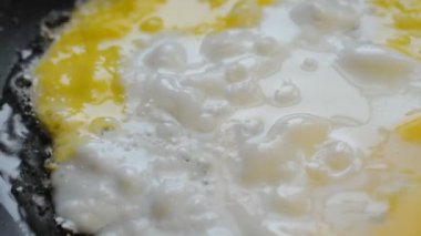 Yağda kızartılmış yumurta.