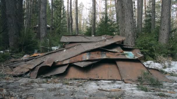 Fémlemezek az erdőben egy elhagyatott radioaktív zónában — Stock videók