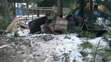 Terk edilmiş bir radyoaktif bölgede, ormanda metal levhalar.