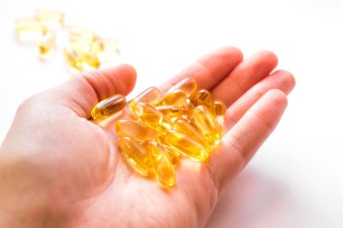 İnsan kalbi vitaminleri için balık yağı.