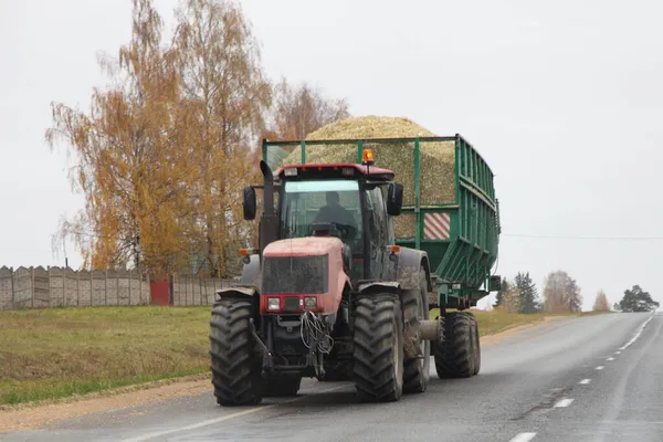 Stor Tung Hjul Traktor Med Hau Lastad Släpvagn Kör Tom Royaltyfria Stockfoton