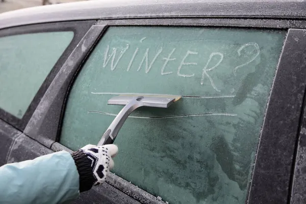 Parola Iscrizione Inverno Vetro Auto Laterale Nevoso Mano Donna Con Fotografia Stock