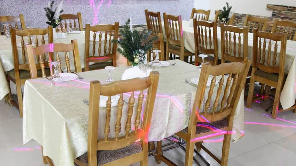 Χριστουγεννιάτικο Τραπέζι Εορτασμού Ξύλινες Καρέκλες Στο Ρωσικό Εστιατόριο Εσωτερικό — Φωτογραφία Αρχείου