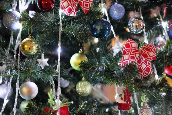 Bela Árvore Natal Com Tous Colorido Ramos Verdes Closeup Inverno — Fotografia de Stock