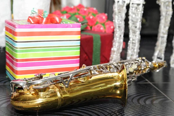 Glänsande Golden Saxofon Närbild Gåvor Bakgrund Jazz Musik Firande Koncept Royaltyfria Stockbilder