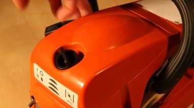 Bir elektrikli testere motorunu ateşleme düğmesi kapalı elle başlatma kolu ile çalıştırmak - ahşap kesme aletleri kontrol ve bakım