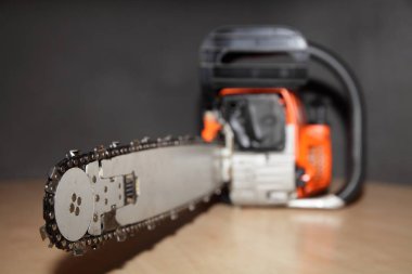 Elektrikli testere bıçağı, testerenin arka planına yakın perspektifte - profesyonel elektrikli testereler güvenlik kullanımı