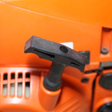 Motorlu testere elle başlatma kolu - yakın çekim - elektrikli aletler başlatma