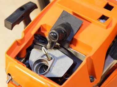 Elektrikli testere emme başlığı, kapak kapağının altında kapak kapağı olmadan tıkama ve buji kapağı ile kapatma - elektrikli motor ekipmanı