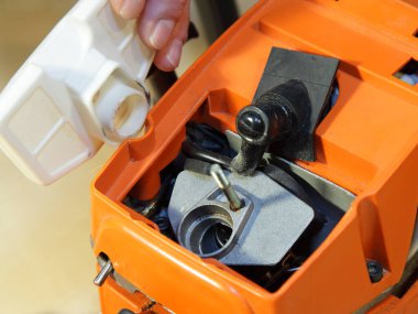 Elektrikli testere karbüratör giriş deliği, hava filtresi ve buji kapağı kapağının kapağının altında güvenlik kullanımı için kontrol, bakım ve temizlik önleyici ekipmanları