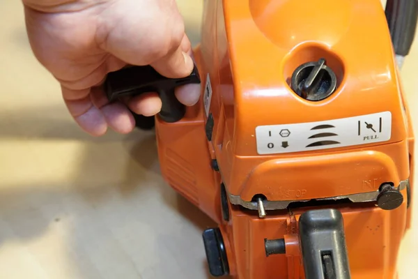 Mão Homem Inicia Motor Motosserra Com Arranque Manual Perto Reparação — Fotografia de Stock