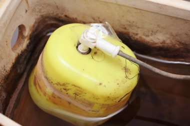 Kirli su tankındaki eski şamandıra hijyenik ekipmanı kapat ve evdeki DIY WC tamiri