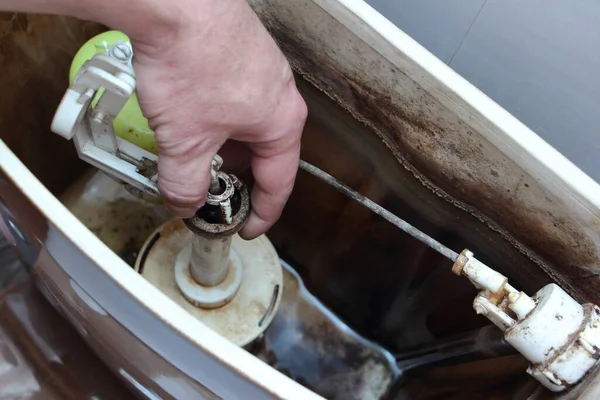 Fontanero Mano Reparar Equipo Sanitario Antiguo Vacío Sucia Tanque Agua — Foto de Stock