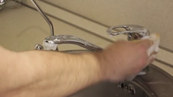 Водяний Кран Очищення Чоловічою Білою Рукою Рукавички Кухонній Мисці Нержавіючої — стокове відео