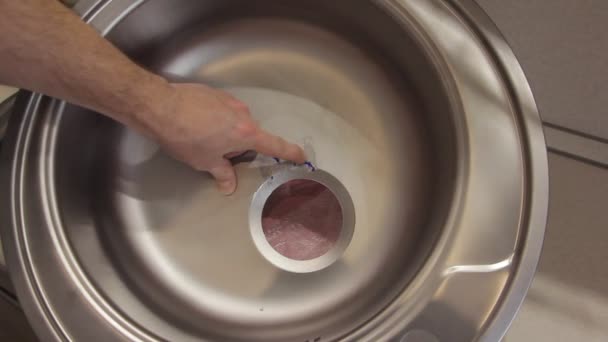 Yeni Metal Mutfak Lavabosunun Yüzeyinden Çözücüyle Yapıştırıcının Yapıştırıcısı Çıkarılıyor — Stok video