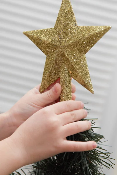 Mãos Crianças Brancas Penduram Uma Ponta Estrela Dourada Árvore Natal — Fotografia de Stock