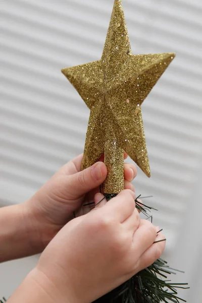 Mãos Crianças Brancas Penduram Uma Ponta Estrela Árvore Natal Preparação — Fotografia de Stock