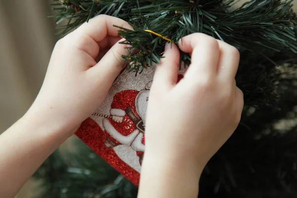 Mãos Crianças Brancas Pendurar Cartão Férias Com Papai Noel Árvore — Fotografia de Stock