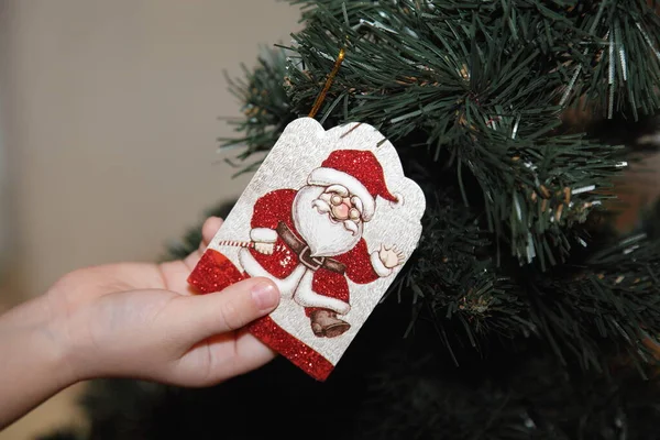 Mano Blanca Los Niños Cuelga Una Tarjeta Vacaciones Con Santa — Foto de Stock