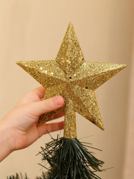 Weiße Kinderhand Installiert Sternspitze Des Weihnachtsbaums Weihnachtsbaumschmuck — Stockfoto