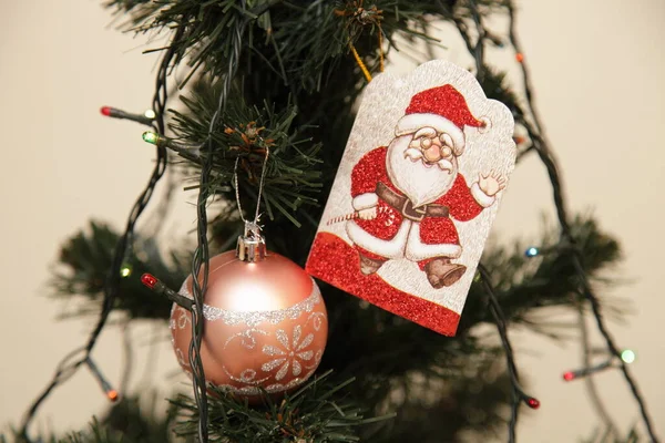 Papai Noel Cartão Postal Bola Decorativa Árvore Natal Close Decoração — Fotografia de Stock