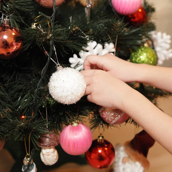 Noel Ağacı Süslemesi Beyaz Çocukların Elleri Bayram Hazırlığı — Stok fotoğraf