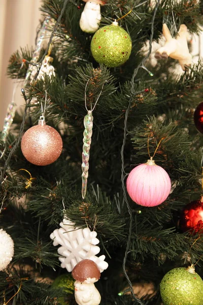 Χριστουγεννιάτικο Δέντρο Σπίτι Σχεδιασμό Μπάλες Και Νιφάδες Χιονιού — Φωτογραφία Αρχείου