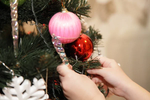 Kerstboom Decoratie Met Witte Kinderhanden — Stockfoto