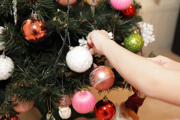 Decoração Árvore Natal Mãos Crianças Brancas Preparação Para Xmas — Fotografia de Stock