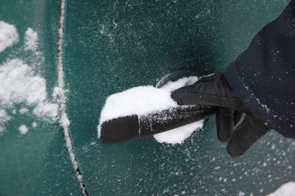 Mans Hand Vinterhandske Öppnar Handtaget Snötäckt Bildörr — Stockfoto