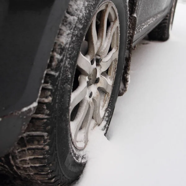 Car Wheel Snow Parking Snowfall Europe Winter Day — Zdjęcie stockowe