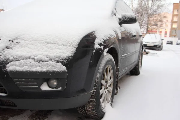 Auto Pod Sněhem Parkovišti Dvoře Města Evropě Zimním Dni — Stock fotografie